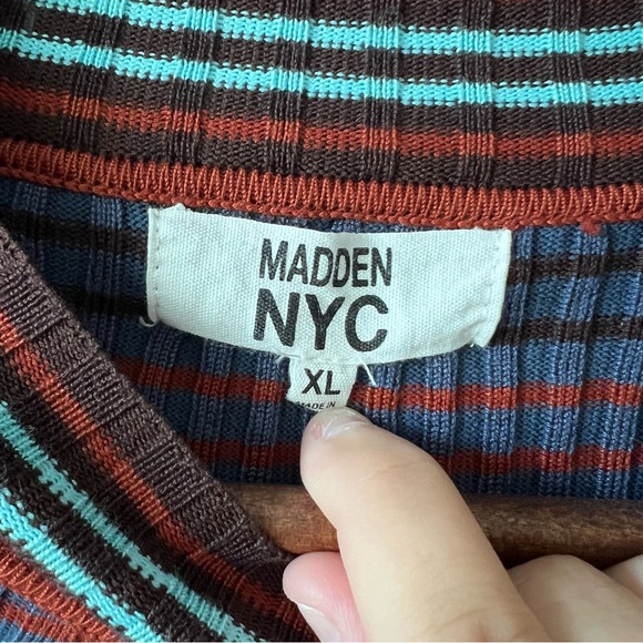 Madden NYC Cutout Top - Picture 4 of 5